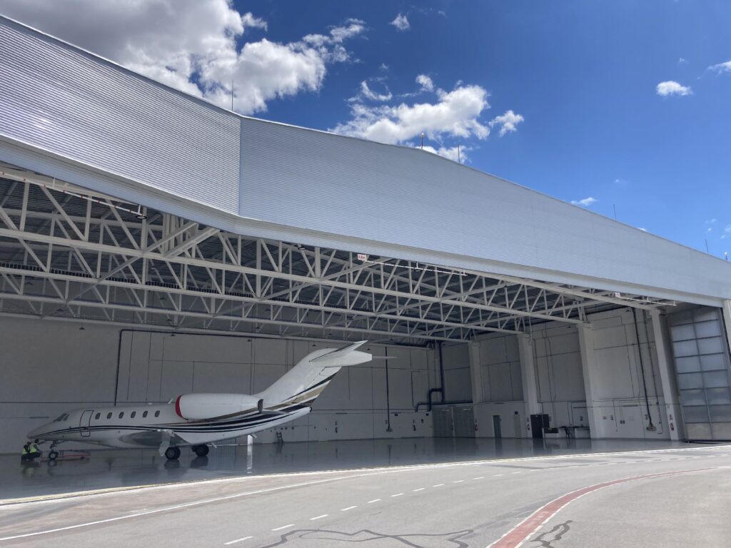 Ecuacentair Hangar with parked airplane