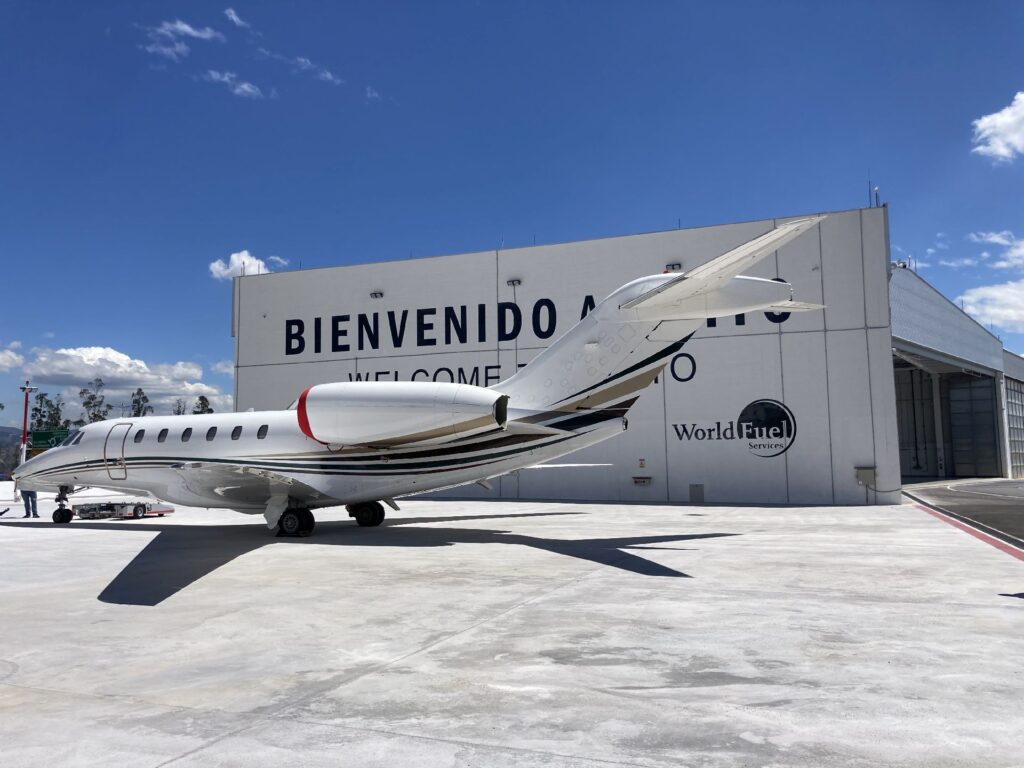 Ecuacentair hangar and plane