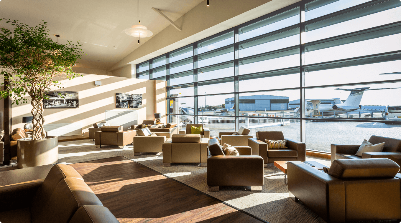 Room in airport with view on planes