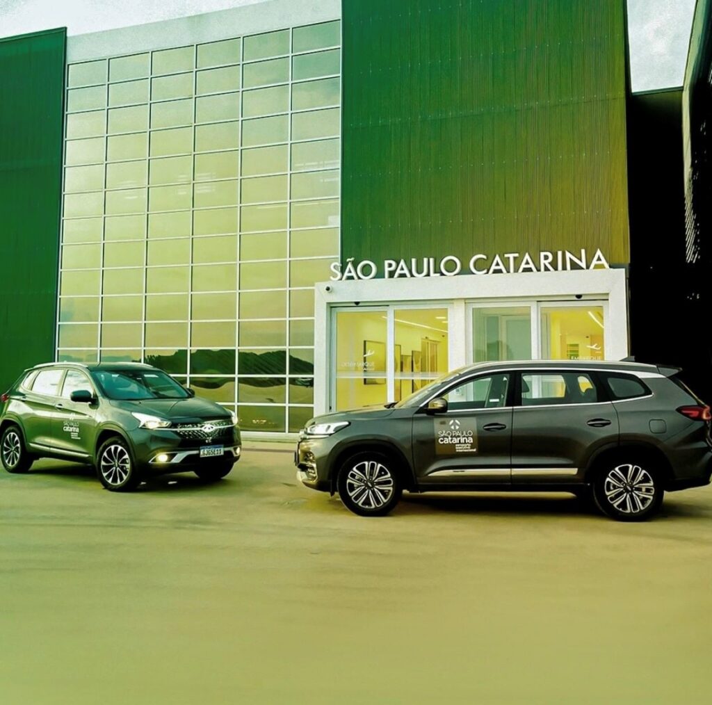 Two cars in front of the entrance door to Sao Paulo Cataria