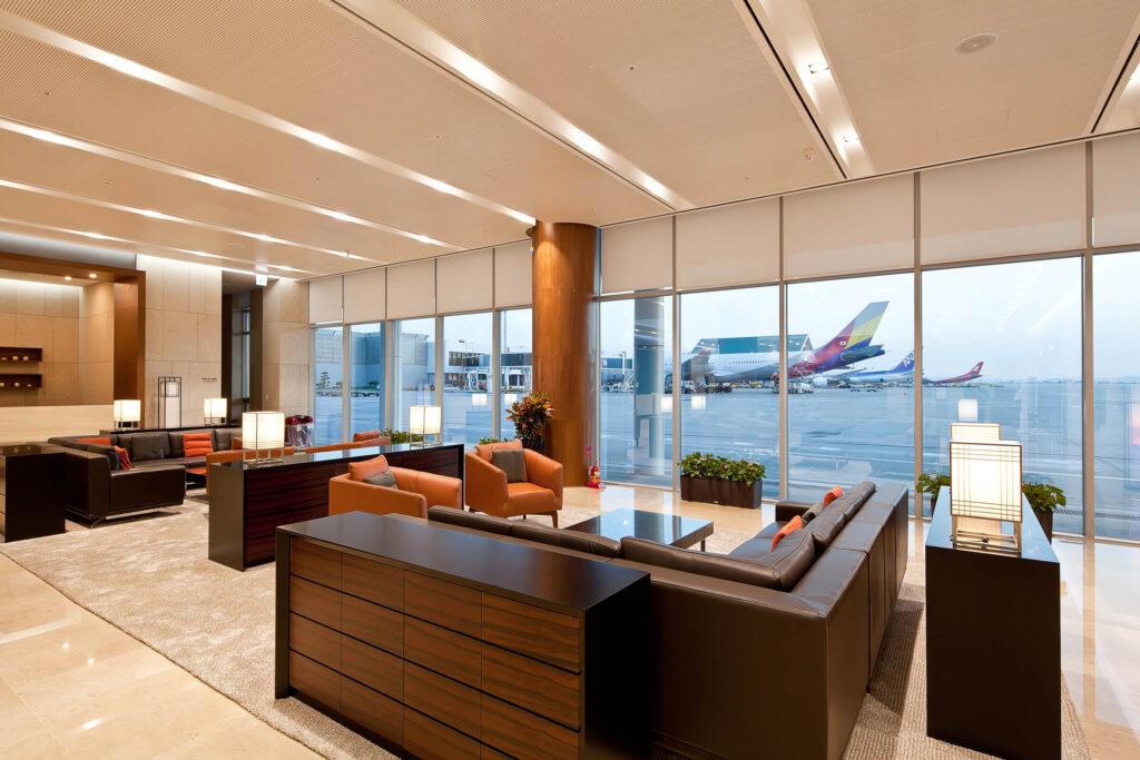 Airport lobby with a ramp view